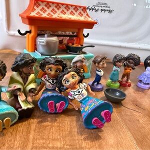 Disney Mirabel & Family Figurine Playset - Blue Skirts & Pink Shoes